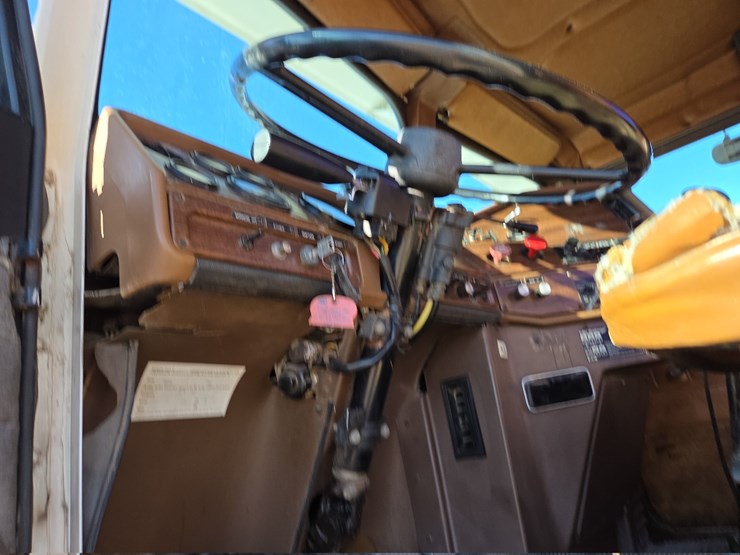 1988-freightliner-day-cab-semi-image-53