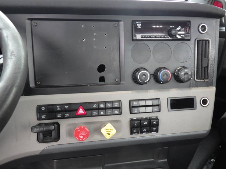 freightliner-cascadia-126-image-21