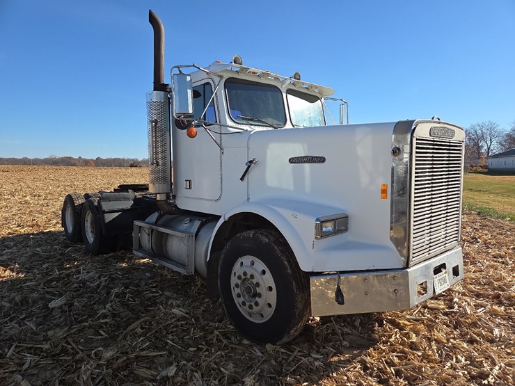 1988-freightliner-day-cab-semi-image-35