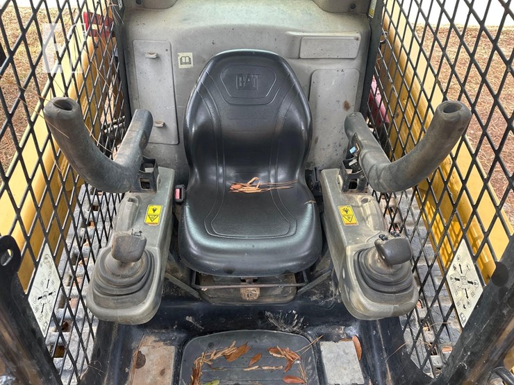 2015-caterpillar-259d-image-8