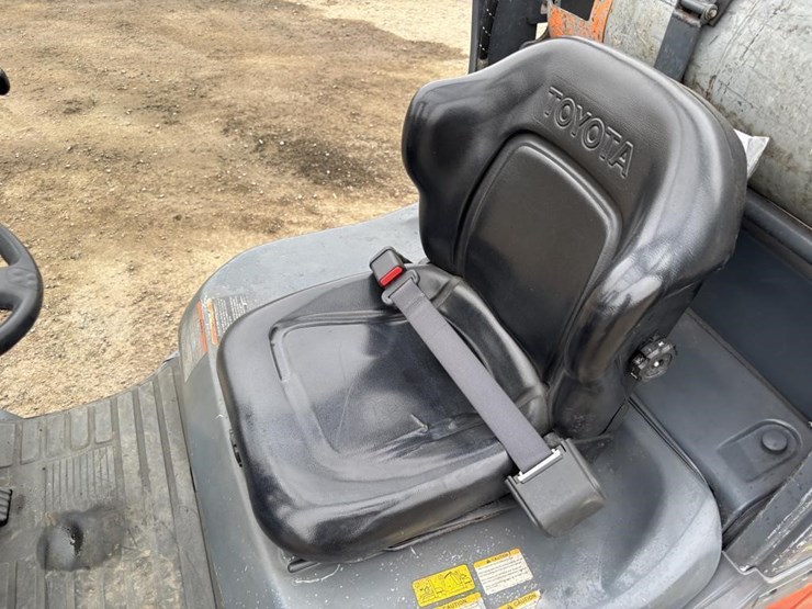 2011-toyota-8fgcu30-image-17