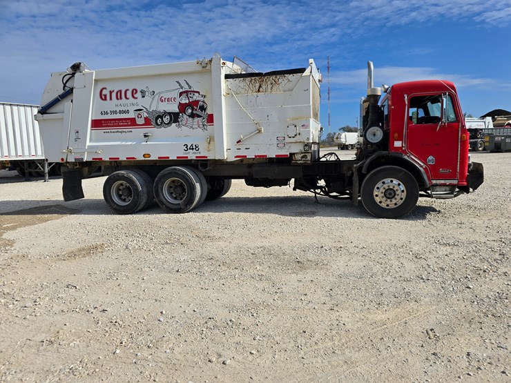 2003-peterbilt-320-image-38