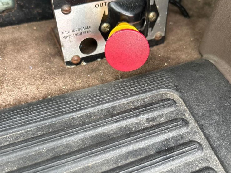 peterbilt-384-image-32