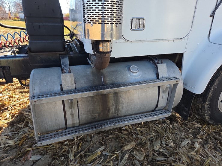 1988-freightliner-day-cab-semi-image-30