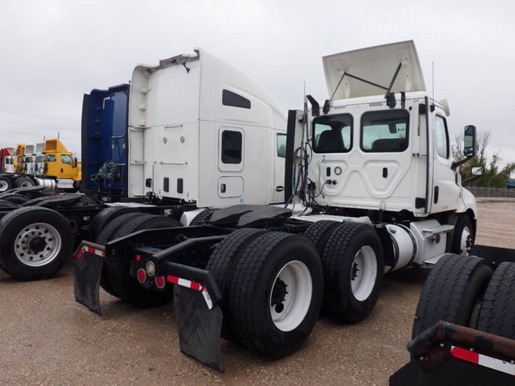 freightliner-cascadia-126-image-12