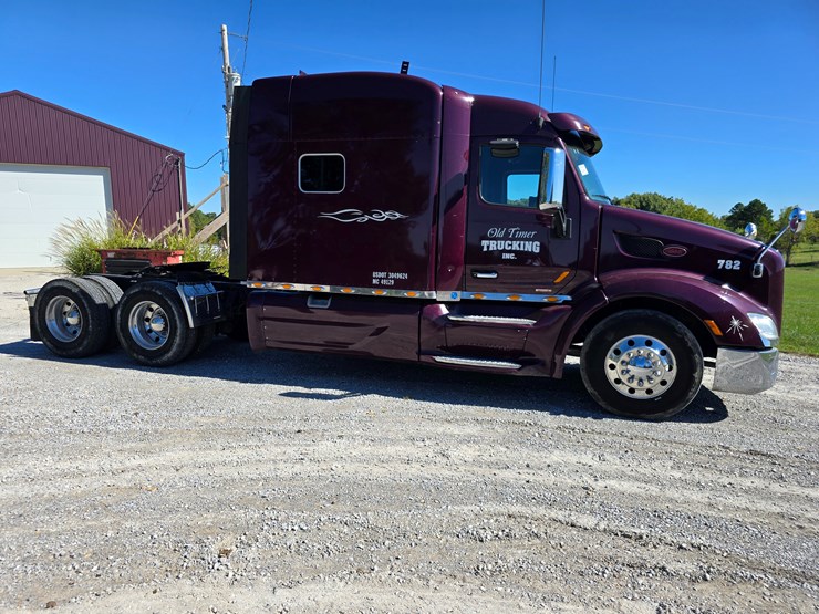 peterbilt-579-image-35