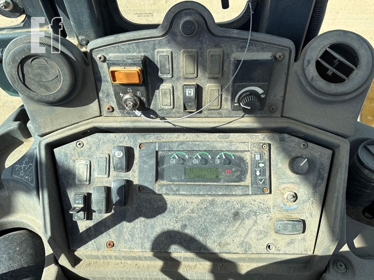 2010-deere-310j-image-30