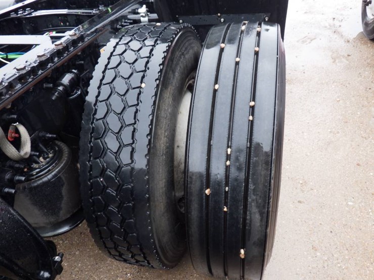 2020-freightliner-cascadia-126-image-5