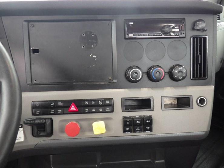 freightliner-cascadia-126-image-24