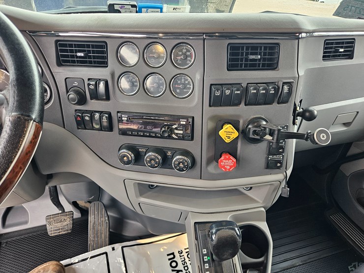peterbilt-579-image-58