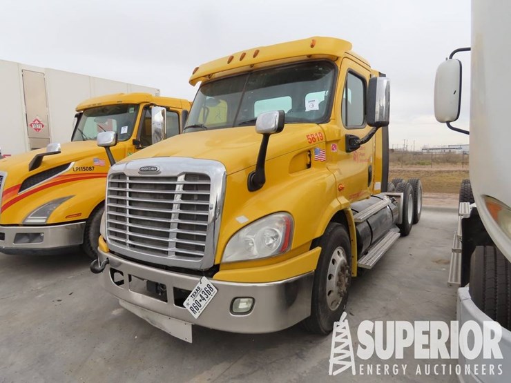 (x)-(2-6)-2015-freightliner-cascadia-t/a-truck-tr...-image-1