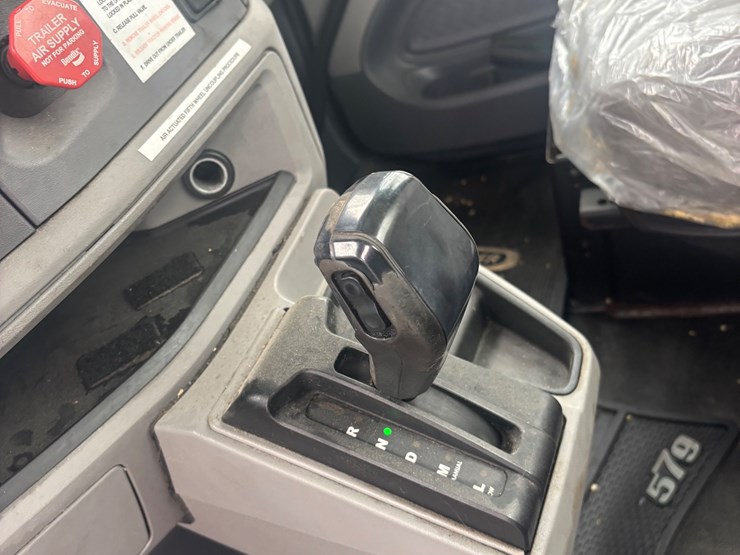 #1550-•-2016-peterbuilt-day-cab-auto-image-6