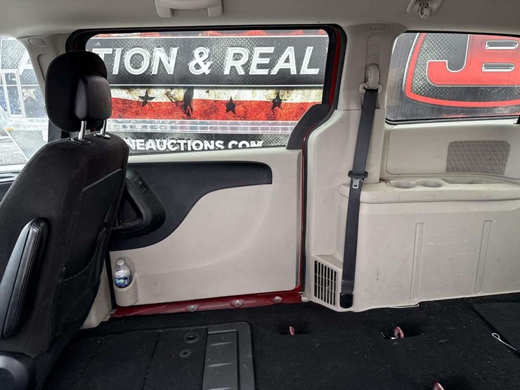 2014-dodge-caravan-image-19