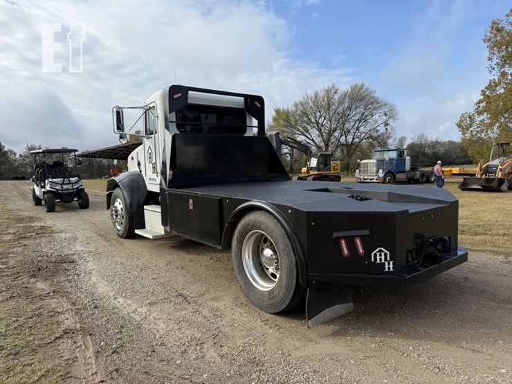 peterbilt-330-image-7