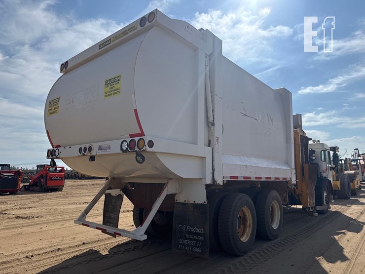 2019-peterbilt-garbage-truck-image-4