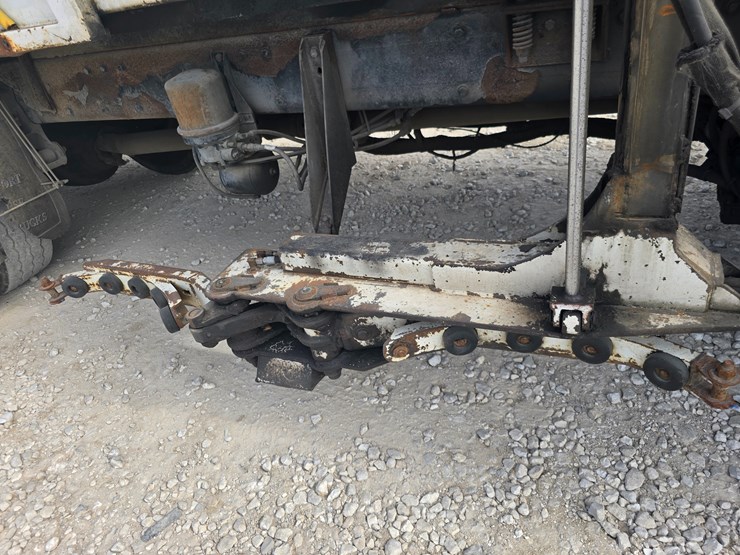 2003-peterbilt-320-image-82