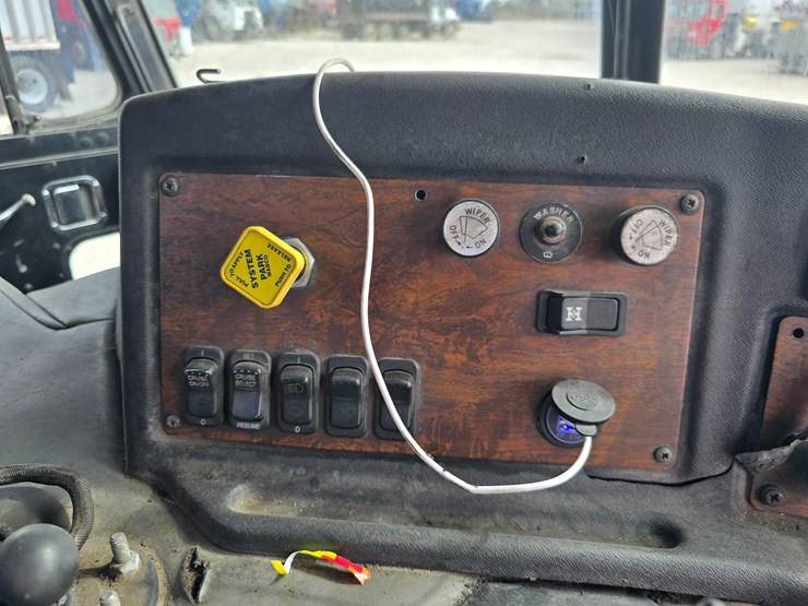 2003-peterbilt-320-image-63