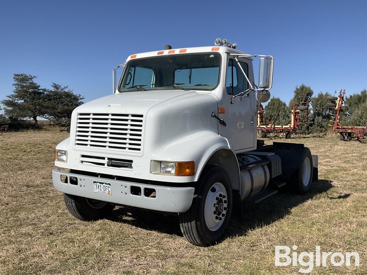 1996-international-8100-image-1
