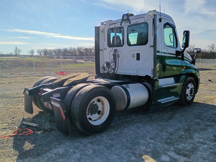 freightliner-cascadia-125-image-10