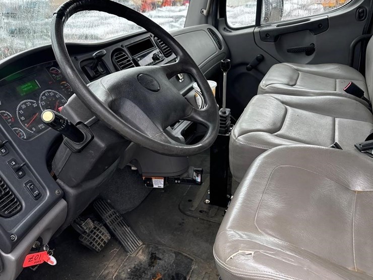 freightliner-business-class-m2-106-image-15