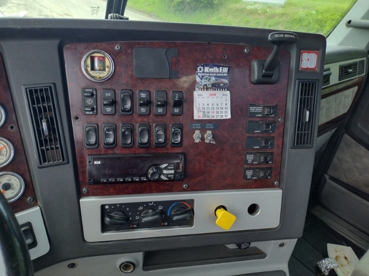 freightliner-122sd-image-10