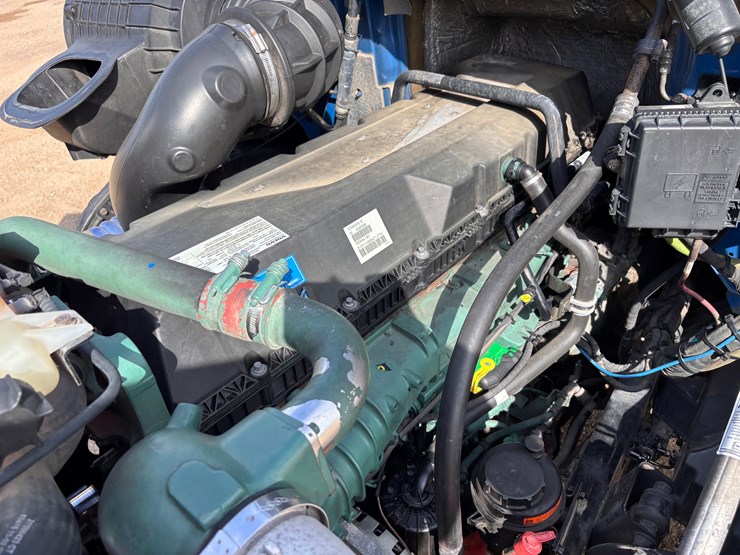 volvo-vnl64t300-image-14