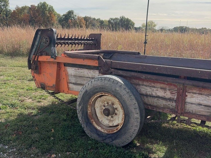new-idea-manure-spreader,-single-axle,-wood-floor,-540pto,-has-a-hole-in-floor,-is-in-working-order,-just-needs-a-new-floor,-hyd.-slop/end-gate,-rear-beater-image-4