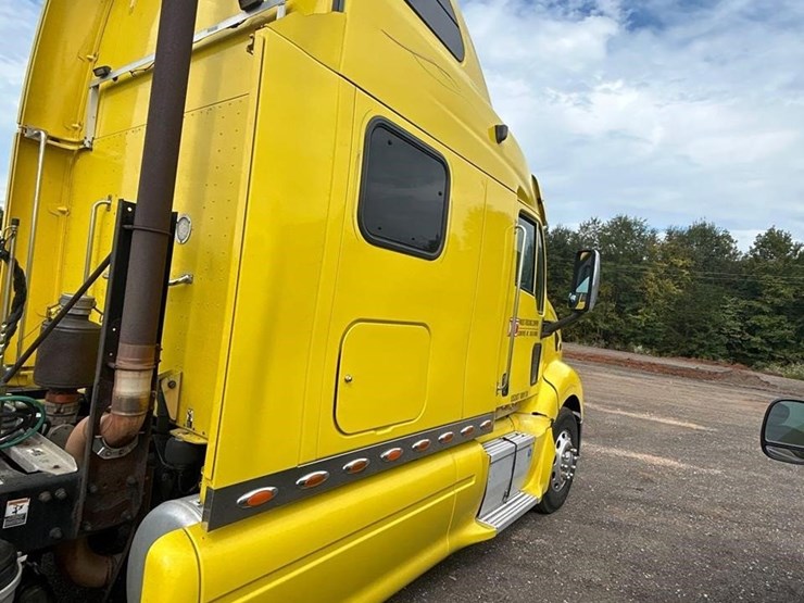 peterbilt-384-image-4