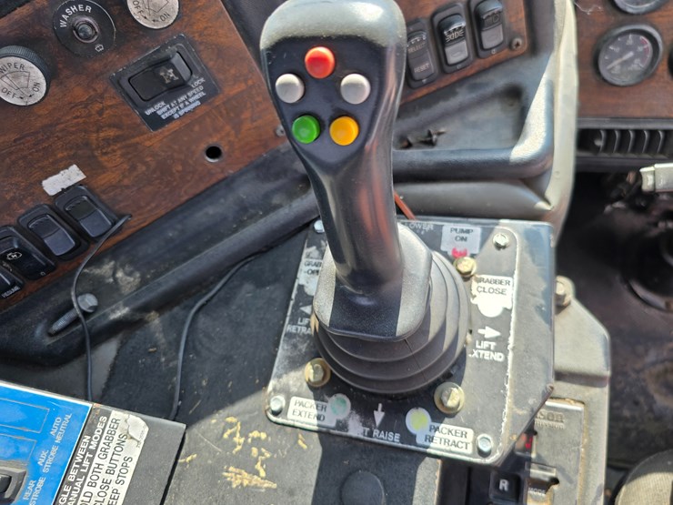 2003-peterbilt-320-image-63