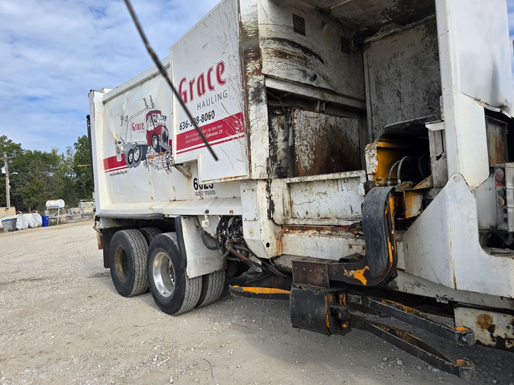 2005-peterbilt-320-image-55