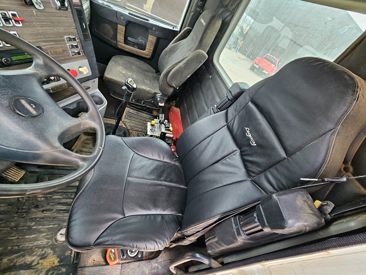 freightliner-122sd-image-76