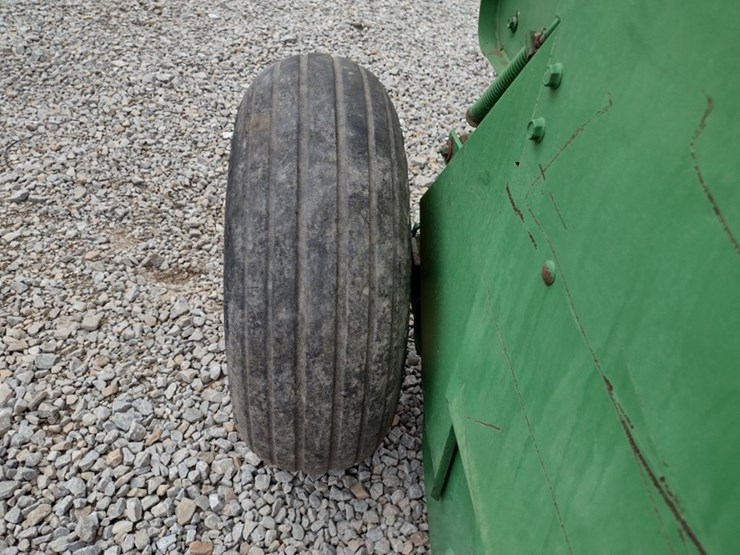 john-deere-335-image-6