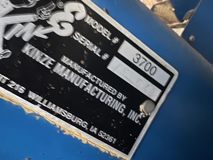 2009-kinze-3700sds-image-12