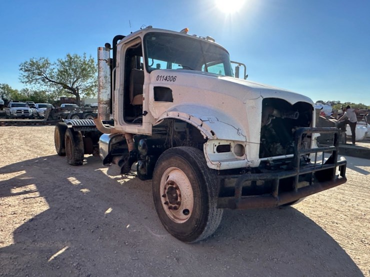 mack-granite-gu713-image-3