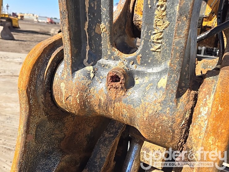 2021-case-cx210-lc-image-38