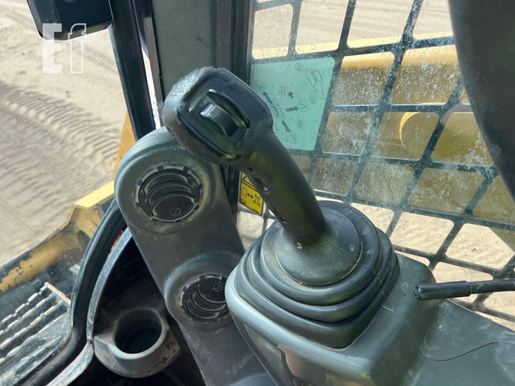 2016-caterpillar-236d-image-21