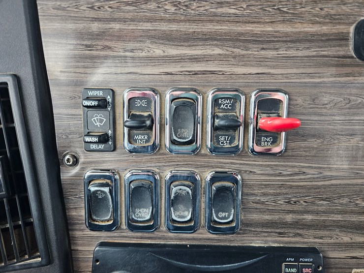 freightliner-122sd-image-83