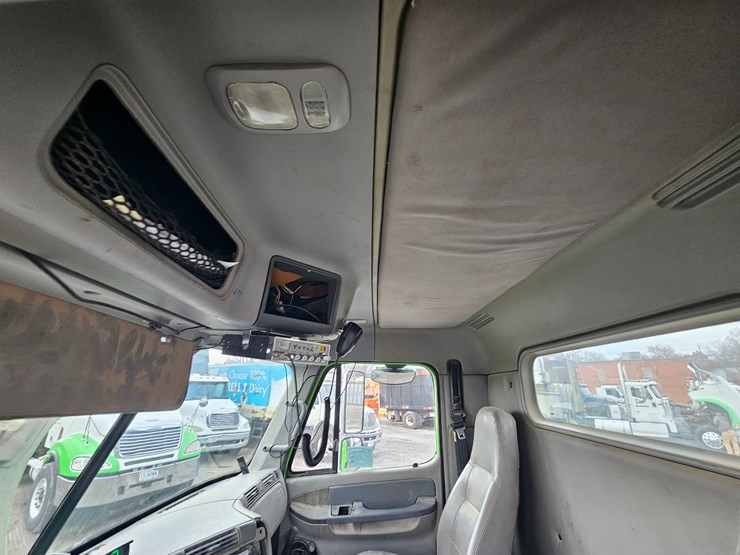 freightliner-columbia-112-image-69