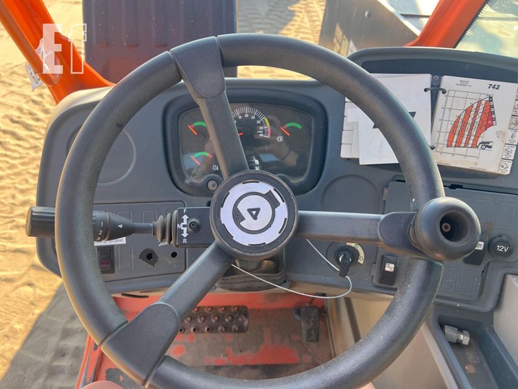 2018-jlg-742-image-27