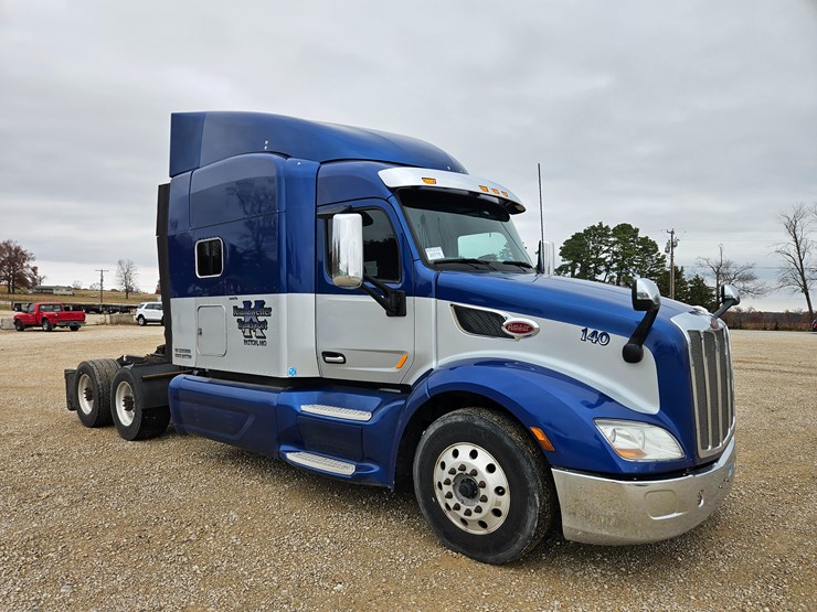 peterbilt-579-image-27