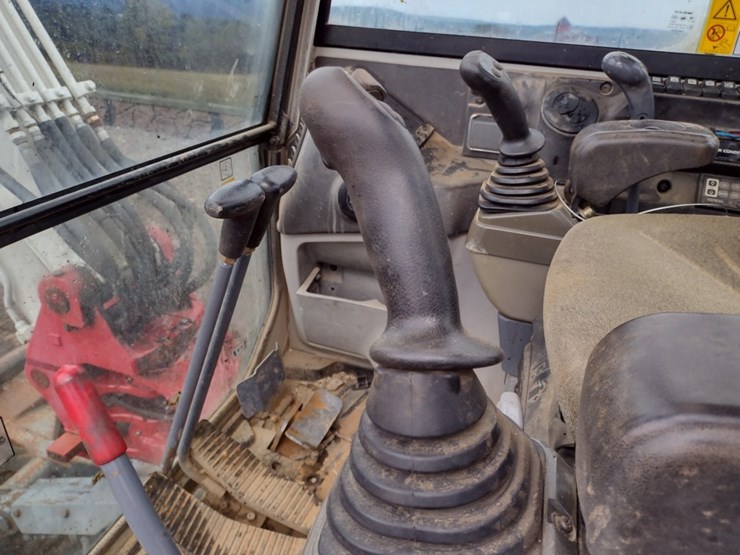 takeuchi-tb240-image-11