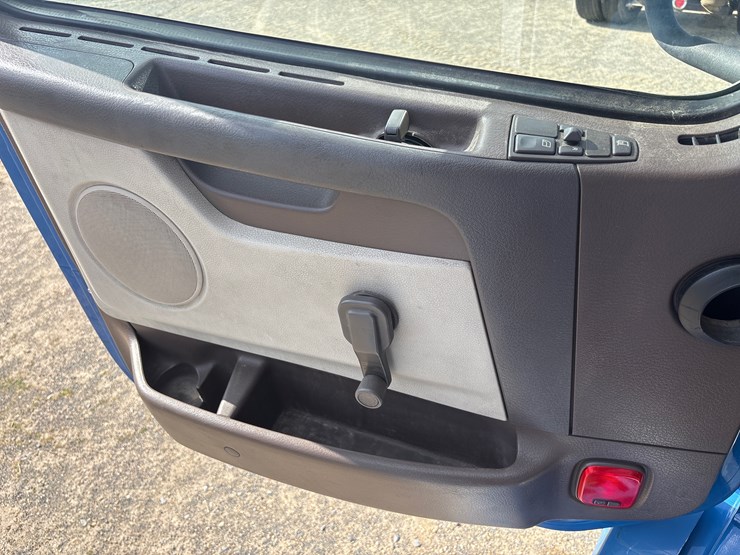 volvo-vnl64t300-image-14