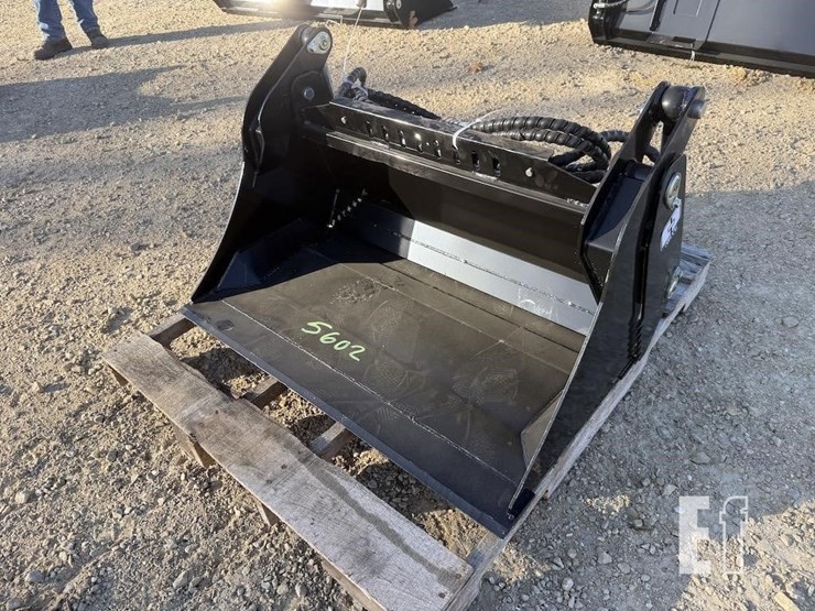 mini-skid-steer-4-in-1-bucket-image-2