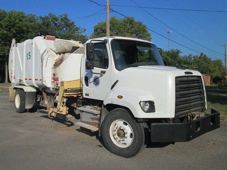 2016-freightliner-108sd-image-1
