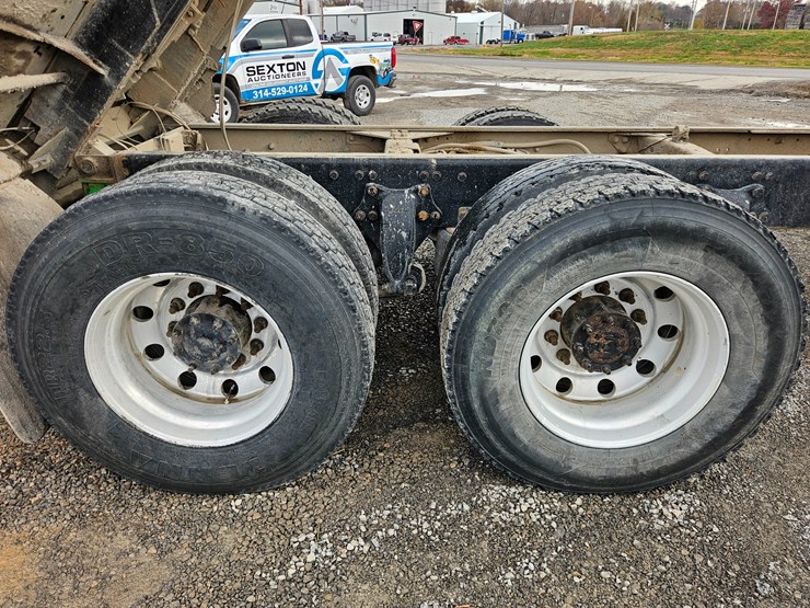 freightliner-columbia-112-image-99