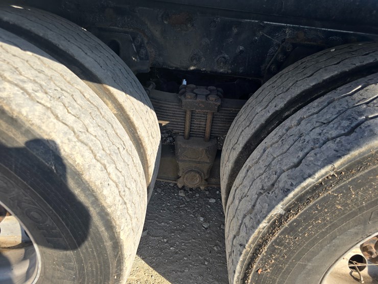 2013-peterbilt-320-image-85