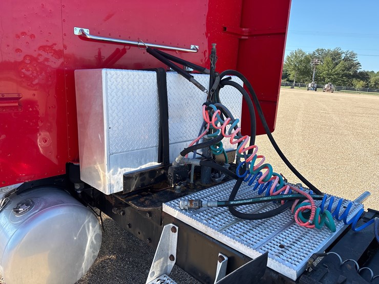 2002-peterbilt-379-image-8