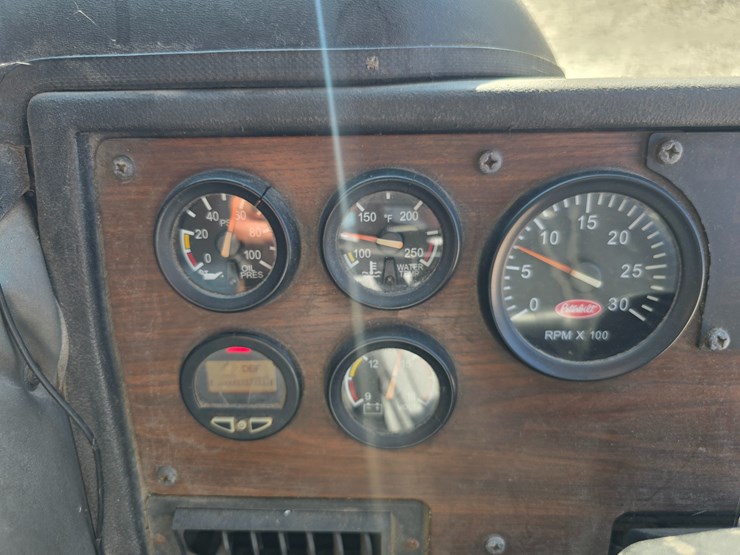 2013-peterbilt-320-image-46