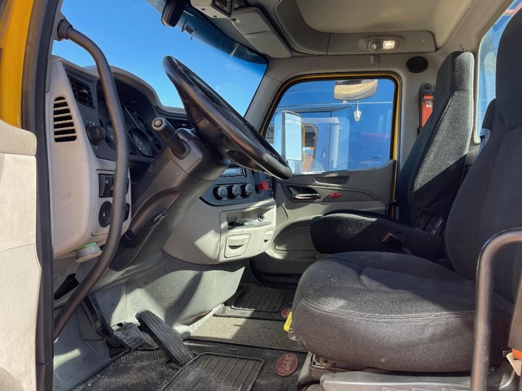 2019-peterbilt-579-image-4