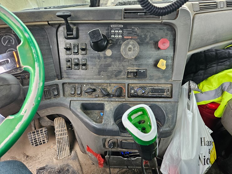 freightliner-columbia-120-image-81